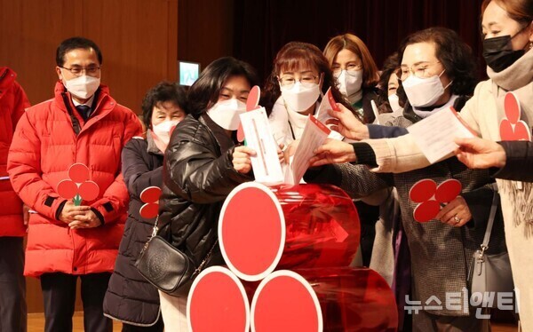 대전 동구가 16일 구청 12층 대강당에서 ‘희망2023 나눔캠페인’ 순회 모금 행사를 개최한 가운데, 행사에 참석한 주민들이 모금에 동참하고 있다.(사진=대전 동구 제공)