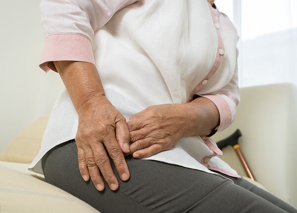 고관절(엉치뼈) 골절은 노인골절 중 가장 심각한 형태로, 단순한 엉덩방아로도 발생할 수 있다. (사진=대전선병원 제공)