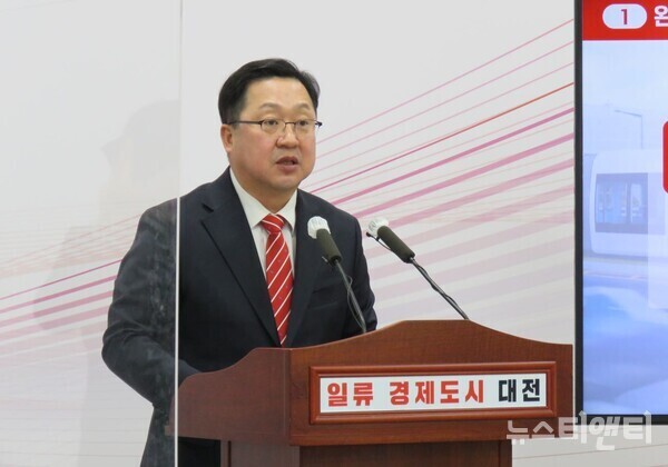 이장우 대전시장이 20일 시청 브리핑실에서 기자회견을 열고 트램 건설 주요계획을 밝히고 있다. / 뉴스티앤티