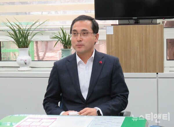 대전 동구의 2023년도 예산안이 부결되며 준예산 체제에 돌입할 위기를 맞자, 자칫 구민들의 피해로 이어질 수 있는 우려가 나오고 있다. (사진=박희조 대전 동구청장이 20일 대전시의회 기자실을 방문해 본예산 부결 사태에 대해 유감을 표하고 있다) / 뉴스티앤티