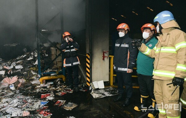 최민호 세종시장(오른쪽 두 번째)이 21일 연동면 인쇄 공장 화재 현장을 찾아 피해 상황을 점검하고 있다. (사진=세종시 제공) 