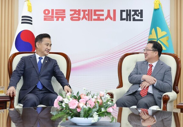 이장우 대전시장은 22일 시청을 방문한 엄동환 방위사업청장을 면담하고 방위사업청의 신속한 이전에 대해 의견을 나눴다. / 대전시 제공