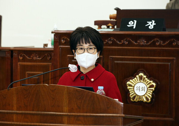 유성구의회는 22일 제260회 정례회 제4차 본회의에서 국민의힘 이희래 의원이 고독사 문제와 위기가구 발굴 등 취약계층에 대한 복지사각지대 해소방안 마련을 촉구하는 5분 발언을 진행했다고 밝혔다. / 유성구의회 제공