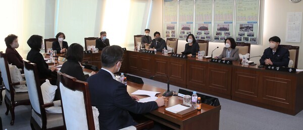 대전 동구의회는 지난 22일 집행부로부터 예산안을 접수받고, 23일 운영위원회와 전체 의원 간담회를 개최하여 2023년도 본예산 처리를 위한 임시회를 오는 27일에 개회하기로 합의했다고 밝혔다. / 대전 동구의회 제공