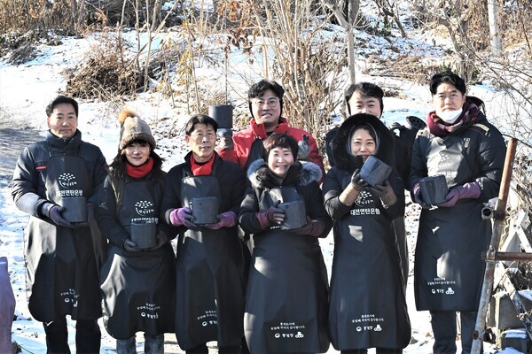 대덕구의회는 지난 24일 연말연시를 맞아 공무원노조와 '사랑의 연탄' 자원봉사활동에 나섰다. / 대덕구의회 제공