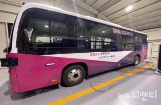 충북 오송역과 세종시외버스터미널을 오가는 'BRT 전용 자율주행버스'가 27일 전국 최초로 운행을 시작한다.(사진=자율주행버스 아폴로750(전기버스) / 국토교통부 제공)