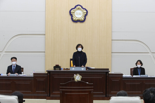 대전 동구의회는 27일부터 28일까지 이틀간 진행된 제269회 임시회에서 2023년도 일반 및 특별회계 세입·세출 예산안을 처리하며 2022년도 의사일정을 모두 마무리한 가운데, 박영순 의장이 폐회사를 하고 있다. / 대전 동구의회 제공