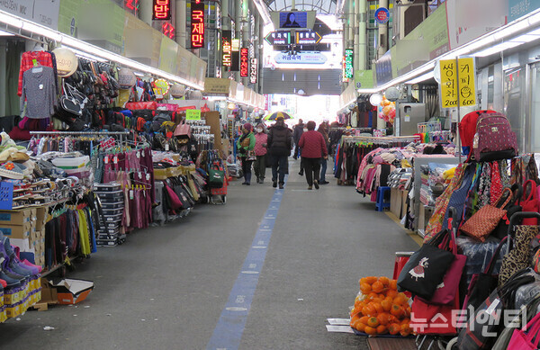 지난 27일 찾은 대전 동구 중앙시장. 한 시간여 살펴본 시장거리는 한산한 모습이었다. / 뉴스티앤티