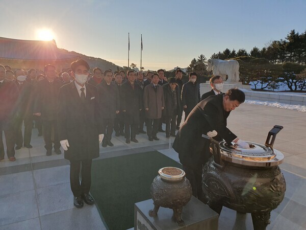 국민의힘 대전시당은 2일 새해를 맞아 순국선열과 호국영령의 뜻을 기리고자 국립대전현충원을 방문하여 참배했다. / 국민의힘 대전시당 제공