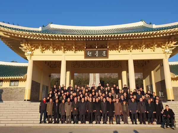 국민의힘 대전시당은 2일 새해를 맞아 순국선열과 호국영령의 뜻을 기리고자 국립대전현충원을 방문하여 참배한 후 기념촬영을 하고 있다. / 국민의힘 대전시당 제공
