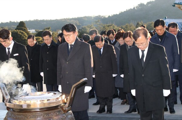 더불어민주당 대전시당은 2일 대전현충원 참배를 시작으로 새해 공식 일정에 돌입했다. / 더불어민주당 대전시당 제공