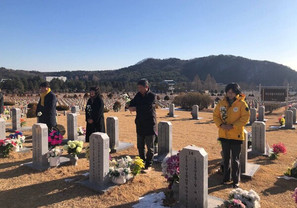 정의당 대전시당은 2일 대전현충원에 있는 세월호 참사로 순직한 교사들의 묘역을 찾아 참배했다. / 정의당 대전시당 제공