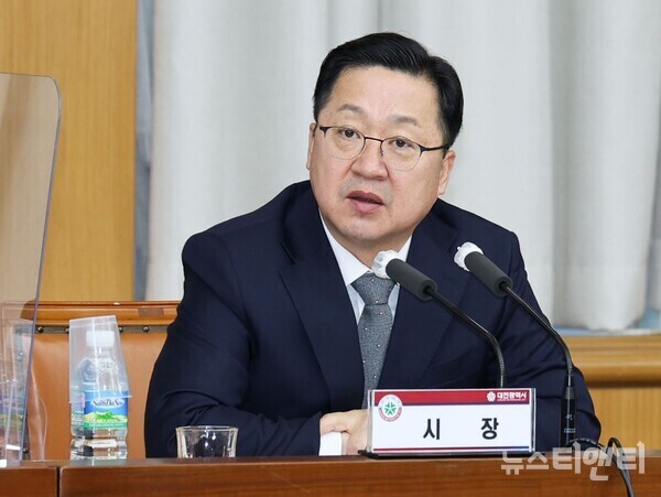 이장우 대전시장이 정부의 '비영리 민간단체 국비 보조금 투명성 강화' 방침에 따라 시 차원의 대대적인 보조금 전수조사를 지시했다. (사진=이장우 대전시장이 3일 열린 확대간부회의에서 발언하고 있는 모습)