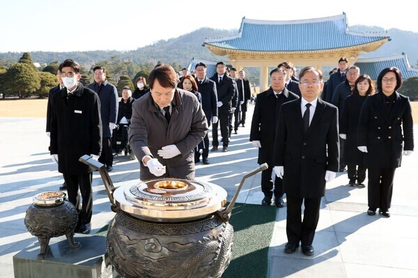 대전시의회는 3일 대전 보훈공원과 국립대전현충원을 찾아 참배하며 새해 의정활동을 시작했다. / 대전시의회 제공