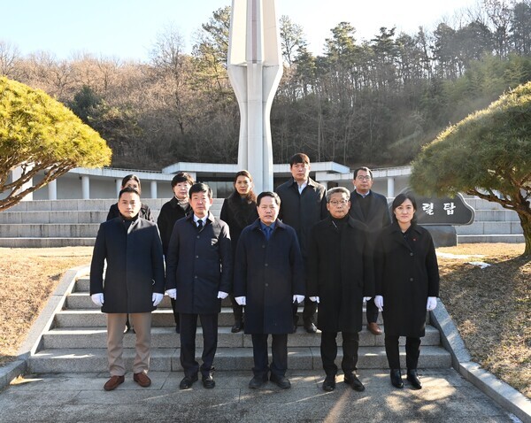 대전 중구의회는 3일 대전보훈공원을 찾아 순국선열과 호국영령에 대한 참배로 계묘년 새해 일정을 시작했다고 밝혔다. / 대전 중구의회 제공
