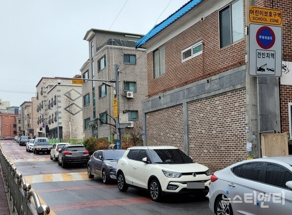 14일 대전 대덕구 동산초등학교 일대 어린이보호구역. 불법 주·정차된 차량들로 도로가 잠식돼 있다. (사진=뉴스티앤티)