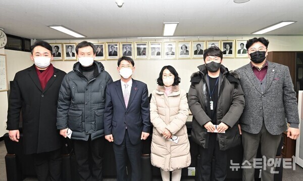 대전 대덕구의회가 16일 의장실에서 설맞이 사회복지시설 간담회를 개최한 가운데 김홍태 의장(왼쪽 세 번째)이 참석자들과 기념촬영을 하고 있다. (사진=대덕구의회 제공)