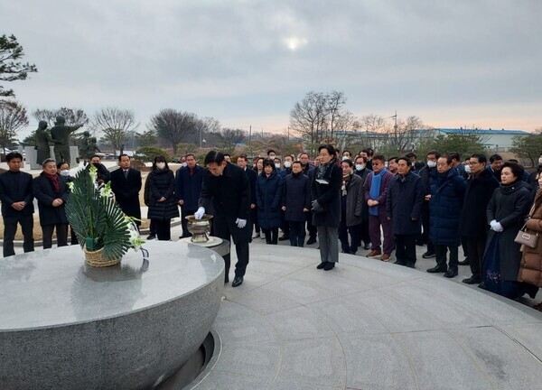 국민의힘 정용선 당진시 당협위원장은 지난 17일 오전 9시 당 소속 도의원과 시의원을 비롯한 100여명의 당원들과 함께 송악읍 소재 나라사랑공원 충혼탑 참배를 시작으로 공식적인 행보를 시작했다고 밝혔다.