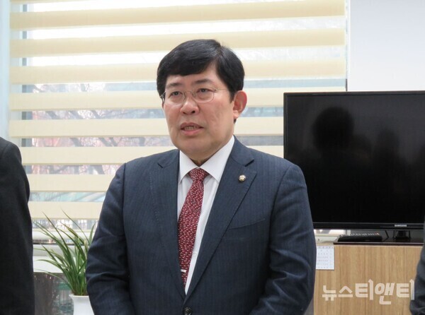 국민의힘 대전 동구당협위원장을 맡은 윤창현 국회의원(비례)이 '동구에서 시작하는 대전부흥'을 앞세우며 지역발전을 위한 전략을 내놨다. (윤창현 동구당협위원장이 18일 대전시의회 기자실에서 간담회를 열고 동구 발전을 위한 전략을 제시하고 있다.) / 뉴스티앤티