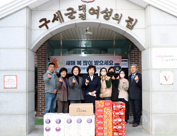 대전 서구의회는 지난 17일과 18일 이틀에 걸쳐 관내 사회복지시설을 방문해 시설 관계자와 입소자들을 격려하고 위문품을 전달했다. 사진은 구세군대전여성의집을 방문하여 기념촬영을 하고 있는 모습 / 대전 서구의회 제공