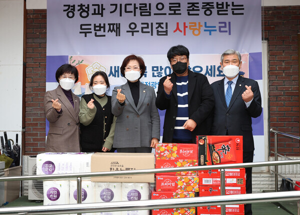 대전 서구의회는 지난 17일과 18일 이틀에 걸쳐 관내 사회복지시설을 방문해 시설 관계자와 입소자들을 격려하고 위문품을 전달했다. 사진은 사랑누리 장애인시설을 방문하여 기념촬영을 하고 있는 모습 / 대전 서구의회 제공