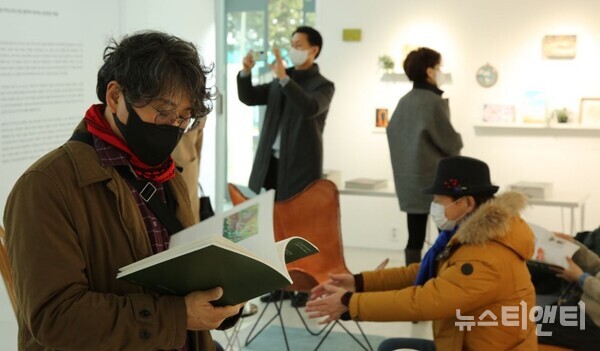 충남 예술인의 공간인 CN갤러리가 '상리공생展 : 1월, 1인, 1호, 1점'을 주제로 오는 2월 15일까지 두 번째 개관기념전을 연다.(사진=충남문화재단 제공)