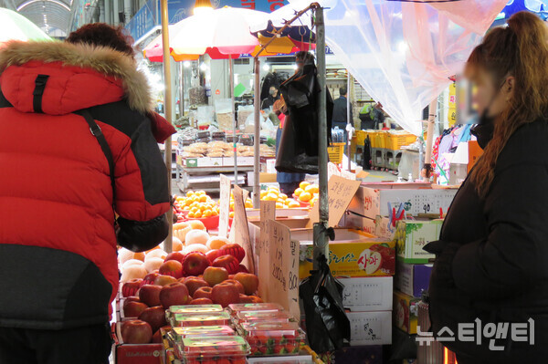 18일 오후 방문한 대전 중앙시장. 명절을 앞두고 치솟은 물가에 한 시민이 차례상에 올릴 과일을 구매하며 망설이고 있다. / 뉴스티앤티