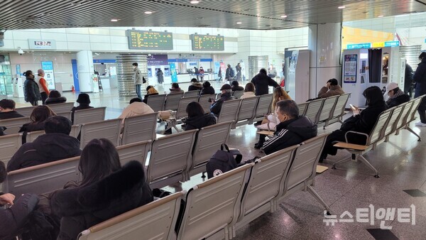 설 연휴를 하루 앞둔 20일 서대전역 대합실. 귀성객들이 열차를 기다리고 있다. (사진=뉴스티앤티)