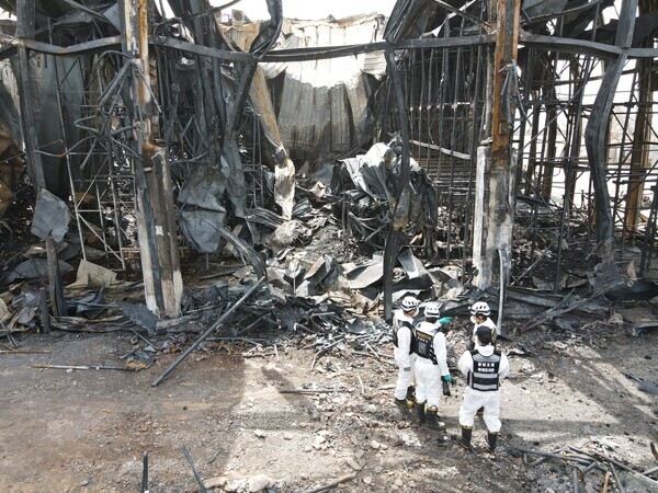 충남도 소방본부가 발표한 '2022 화재 발생 통계 분석' 자료에 따르면, 2,157건 중 주거시설이 526건(24.4%)으로 가장 많았으며, 산업시설 418건(19.4%)·차량 286건(13.3%)·기타(야외, 도로) 258건(12%)·임야 137건(6.4%)으로 집계됐다. 사진은 화재 현장에서 합동 감식 중인 화재조사관 모습 / 충남도청 제공
