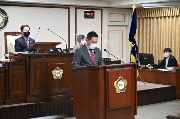 대전 중구의회는 26일 제248회 임시회 제1차 본회의를 개회하고, 오는 2월 3일까지 9일간의 회기 일정에 돌입한 가운데, 국민의힘 안형진 의원이 고령운전자 교통안전 지원정책 마련을 촉구하는 5분 자유발언을 진행하고 있다. / 대전 중구의회 제공