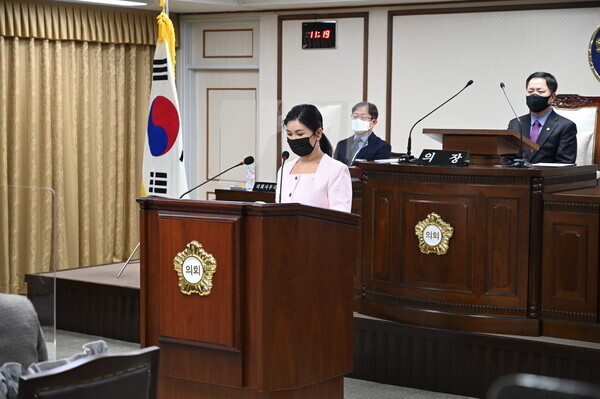 대전 중구의회는 26일 제248회 임시회 제1차 본회의를 개회하고, 오는 2월 3일까지 9일간의 회기 일정에 돌입한 가운데, 국민의힘 오한숙 의원이 2022년 의정활동 및 예산심의과정을 반추하고 다가오는 새해에는 협치를 통해 발전하는 의회를 위한 노력을 당부하는 5분 자유발언을 진행하고 있다. / 대전 중구의회 제공