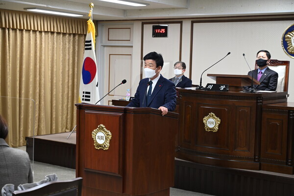 대전 중구의회는 26일 제248회 임시회 제1차 본회의를 개회하고, 오는 2월 3일까지 9일간의 회기 일정에 돌입한 가운데, 더불어민주당 육상래 의원이 공정하고 투명한 인사행정을 촉구하는 5분 자유발언을 진행하고 있다. / 대전 중구의회 제공