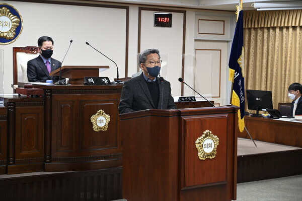대전 중구의회는 26일 제248회 임시회 제1차 본회의를 개회하고, 오는 2월 3일까지 9일간의 회기 일정에 돌입한 가운데, 더불어민주당 류수열 의원 투명한 인사운영을 통해 신뢰받는 조직문화의 조성을 당부하는 5분 자유발언을 진행하고 있다. / 대전 중구의회 제공