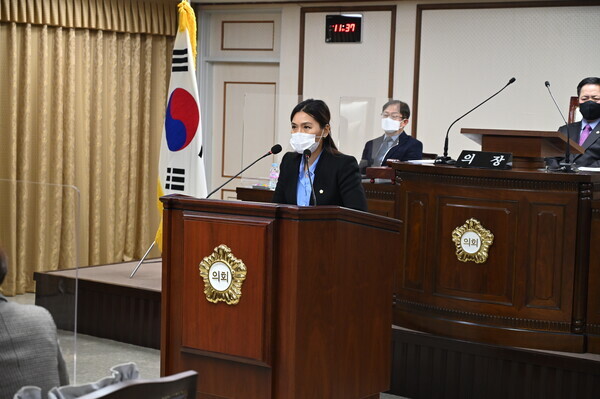 대전 중구의회는 26일 제248회 임시회 제1차 본회의를 개회하고, 오는 2월 3일까지 9일간의 회기 일정에 돌입한 가운데, 더불어민주당 유은희 의원은 직원들이 공감할 수 있는 인사문화의 구축의 필요성을 촉구하는 5분 자유발언을 진행하고 있다. / 대전 중구의회 제공