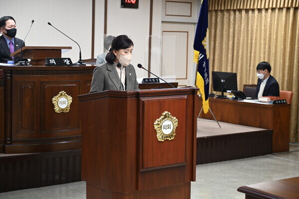 대전 중구의회는 26일 제248회 임시회 제1차 본회의를 개회하고, 오는 2월 3일까지 9일간의 회기 일정에 돌입한 가운데, 더불어민주당 김선옥 의원이 공정한 인사행정을 위한 대책의 마련을 요구하는 5분 자유발언을 진행하고 있다. / 대전 중구의회 제공