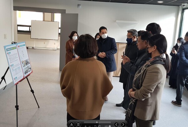 대전 중구의회 행정자치위원회는 제248회 임시회 기간인 31일 태평1동·석교동 복합커뮤니티센터 신축지와 청년들의 소통 및 활동의 거점 공간으로 활용하는 청년공간 그리고 도시형 스마트팜 사업 대상지를 시찰하여 사업 관련 부서의 의견을 청취했다고 밝혔다. / 대전 중구의회 제공