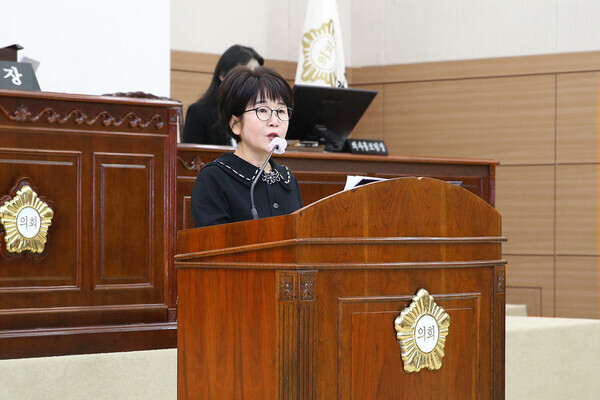 유성구의회는 지난 2일 제261회 임시회 제2차 본회의에서 국민의힘 이희래(초선) 의원이 '구민을 보호 할 수 있는 사회적 안전시스템 마련'을 촉구하는 5분 발언에 나섰다고 밝혔다. / 유성구의회 제공