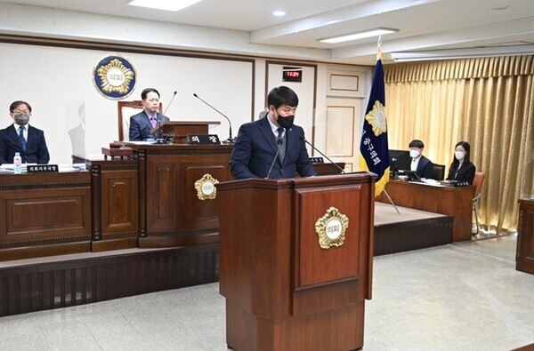 대전 중구의회는 3일 제248회 임시회 제2차 본회의를 개최하여 14건의 안건을 처리하고 새해 첫 임시회 일정을 마무리한 가운데, 더불어민주당 오은규 의원이 5분 발언을 진행하고 있다. / 대전 중구의회 제공