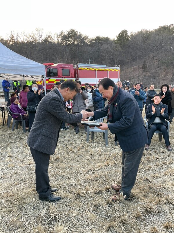 유성구의회는 지난 4일 세동마을 정월대보름 행사에서 송봉식 의장이 세동 지역의 발전과 주민편익 증진을 위해 헌신한 공로를 인정받아 세동마을 주민들로부터 감사패를 수상하고 있다고 밝혔다(사진 왼쪽부터 김영현 회장, 송봉식 의장). / 유성구의회 제공