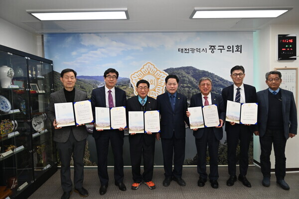 대전 중구의회는 6일 윤리심사자문위원회 위촉식을 개최하고 위원들에게 위촉장을 수여했다고 밝혔다. / 대전 중구의회 제공