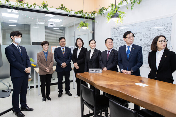 대전 서구의회 행정자치위원회는 13일 제274회 임시회 회기 중 청년 활동 공간인 '청춘스럽(갈마동 274-7)'을 방문하여 시설 현황을 점검했다. / 대전 서구의회 제공