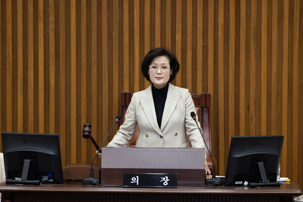 대전 서구의회는 15일 제274회 임시회 제2차 본회의를 개최하여 '대전광역시 서구의회 행정사무감사 및 조사에 관한 조례 일부개정조례안' 등 30건의 안건을 처리하고 8일간의 의사일정을 마무리한 가운데, 전명자 의장이 폐회를 선언하고 있다. / 대전 서구의회 제공