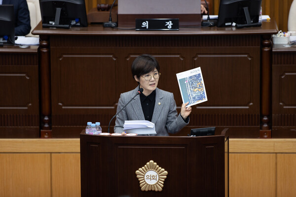 대전 서구의회는 15일 더불어민주당 신혜영 의원이 제274회 임시회 제2차 본회의에서 구정 홍보콘텐츠 관련 운영 및 관리 방안과 서구 소식지 전담 인력 운용 방안에 대해 구정 질문을 진행했다고 밝혔다. / 대전 서구의회 제공