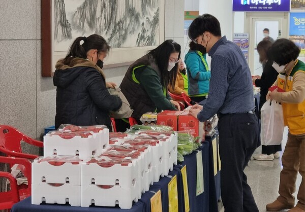 대전시가 12월 말까지 매주 금요일 시청 1층 로비에서 가족사랑 금요장터를 운영한다. / 대전시 제공