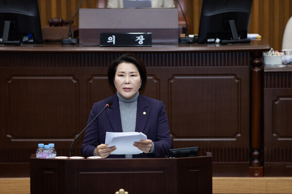 대전 서구의회는 지난 15일 더불어민주당 조규식 의원이 제274회 임시회 제2차 본회의에서 복수남로 26 인근 교차로의 교통안전시설 개선을 건의한 가운데, 일신상의 이유로 발언에 나서지 못한 조규식 의원을 대리하여 최병순 의원이 제안 설명을 하고 있다. / 대전 서구의회 제공