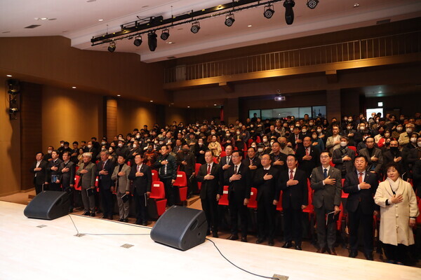 국민의힘 홍문표 의원은 23일 오후 3시 홍성문화원에서 개최된 '홍성역 활성화 정책 세미나'가 300여석의 행사장 좌석을 가득 채운 가운데 지역민들의 뜨거운 관심과 열기 속에 진행됐다고 밝혔다. / 홍문표 의원 제공
