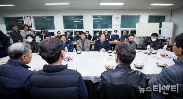  최민호 시장이 24일 부강면 등곡 1·3리 마을회관을 찾아 현장형 소통프로젝트 ‘시장과 함께하는 1박 2일’을 진행한 가운데 주민들과 소통하고 있다.(사진=세종시 제공)