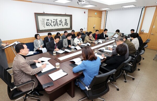 유성구의회는 6일 의원 정례간담회를 개최하고, 구정 현안문제 해결과 민생안정을 위한 대책 마련에 대해 심도 있게 논의했다. / 유성구의회 제공