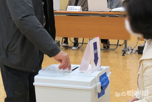 제3회 전국동시조합장선거일인 8일 오전 대전 서구 탄방동 투표소에서 조합원들이 투표하고 있다. / 뉴스티앤티