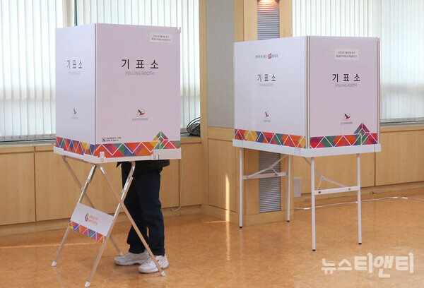 제3회 전국동시조합장선거일인 8일 오전 대전 서구 탄방동 투표소에서 조합원들이 투표하고 있다. / 뉴스티앤티